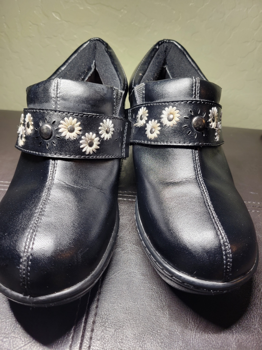 Spring Step Black Leather Daisy Floral Clogs Womens size 6 1/2